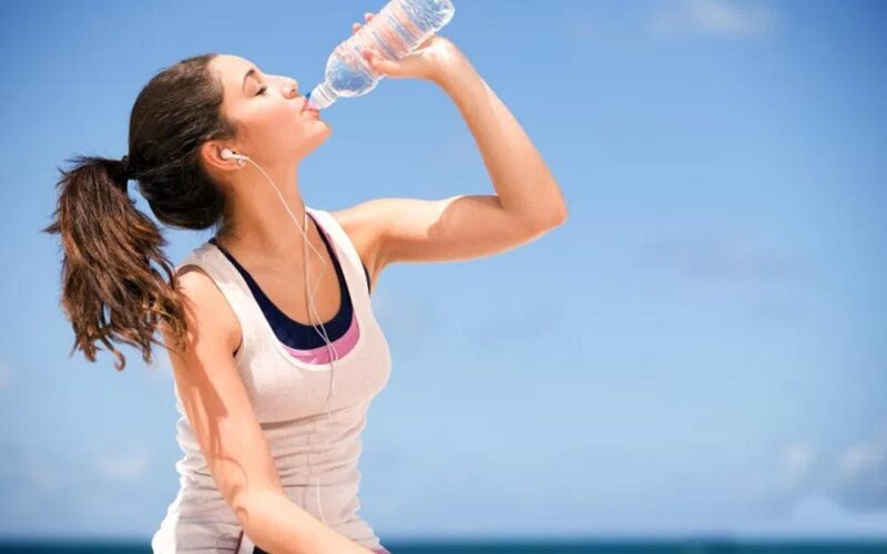 كم مقدار شرب الماء الكافي للجسم في اليوم