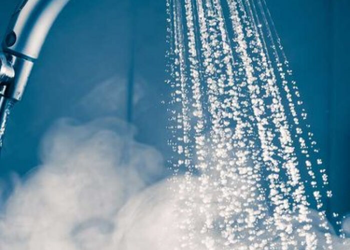 الاستحمام بالماء الحار.. فوائد صحية عظيمة لجسمك