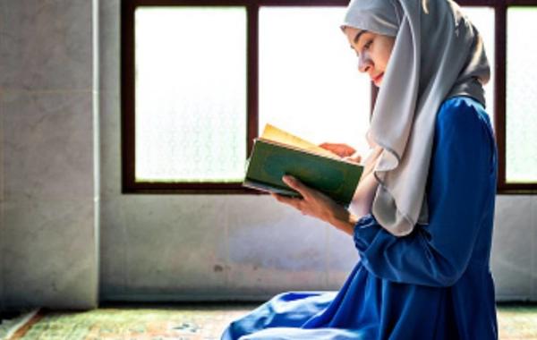 تفسير حلم رؤية شخص يقرأ القرآن في المنام