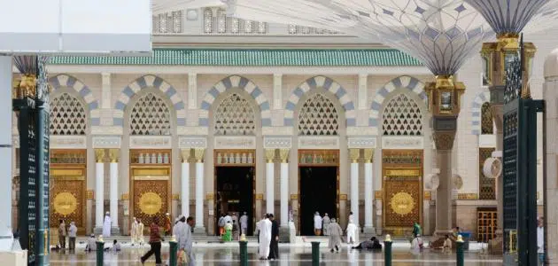 تفسير رؤية الجلوس في المسجد